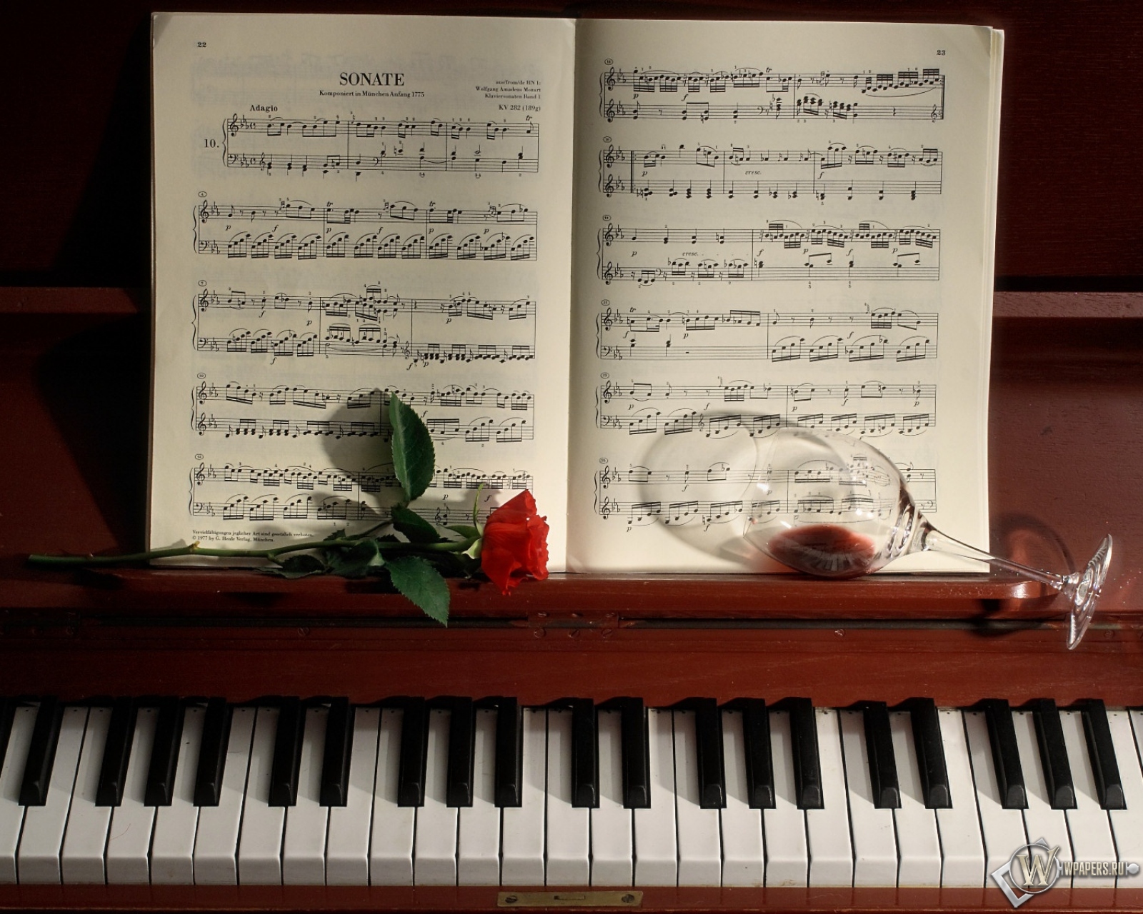Роза на фортепиано 1600x1280