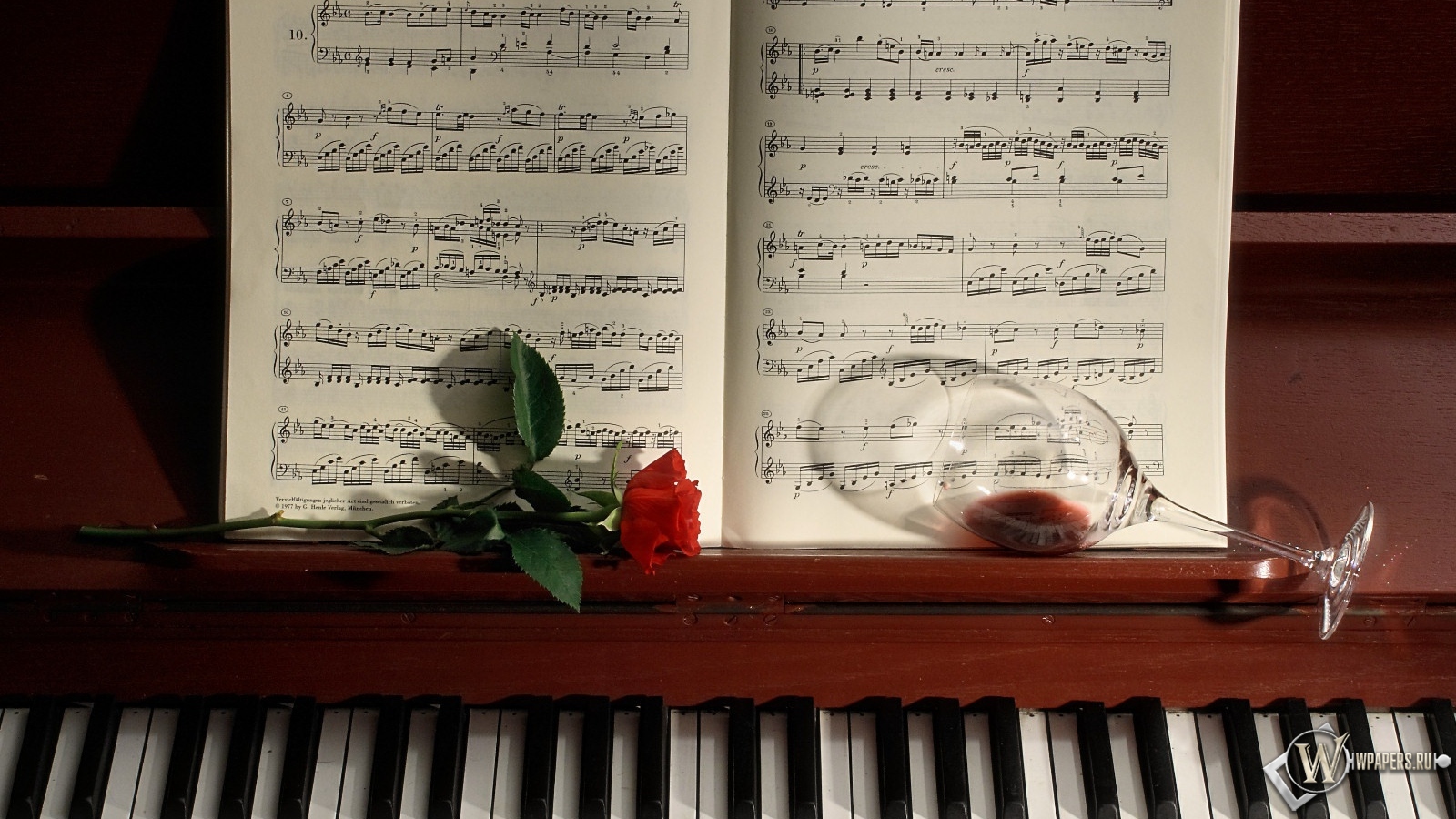 Роза на фортепиано 1600x900