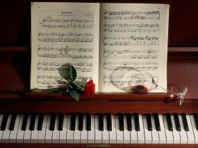 Роза на фортепиано