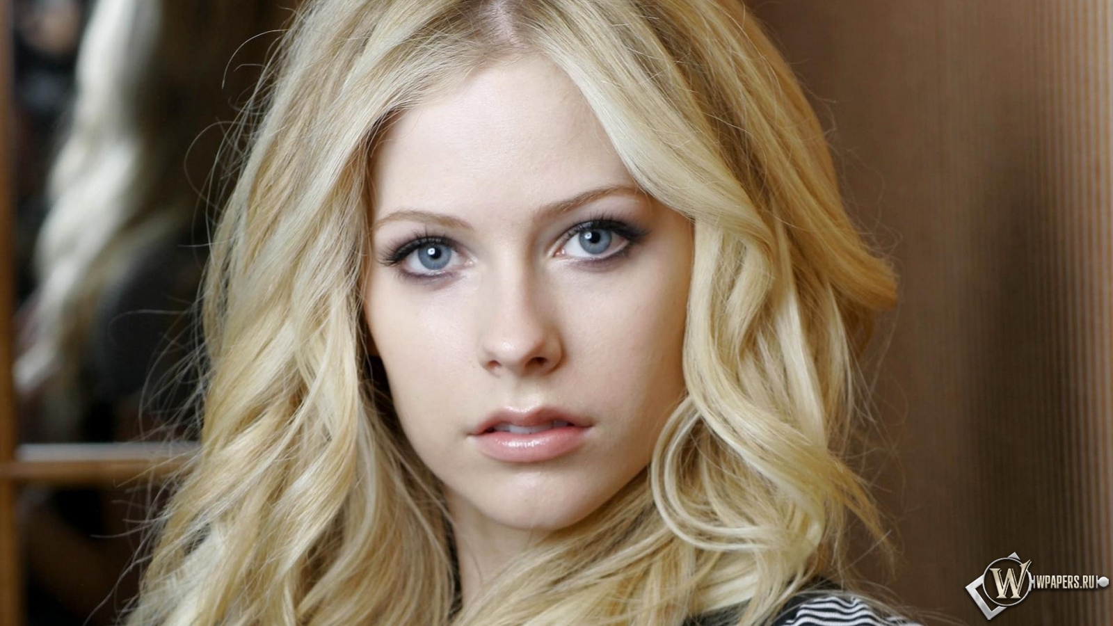 Avril Lavigne 1600x900