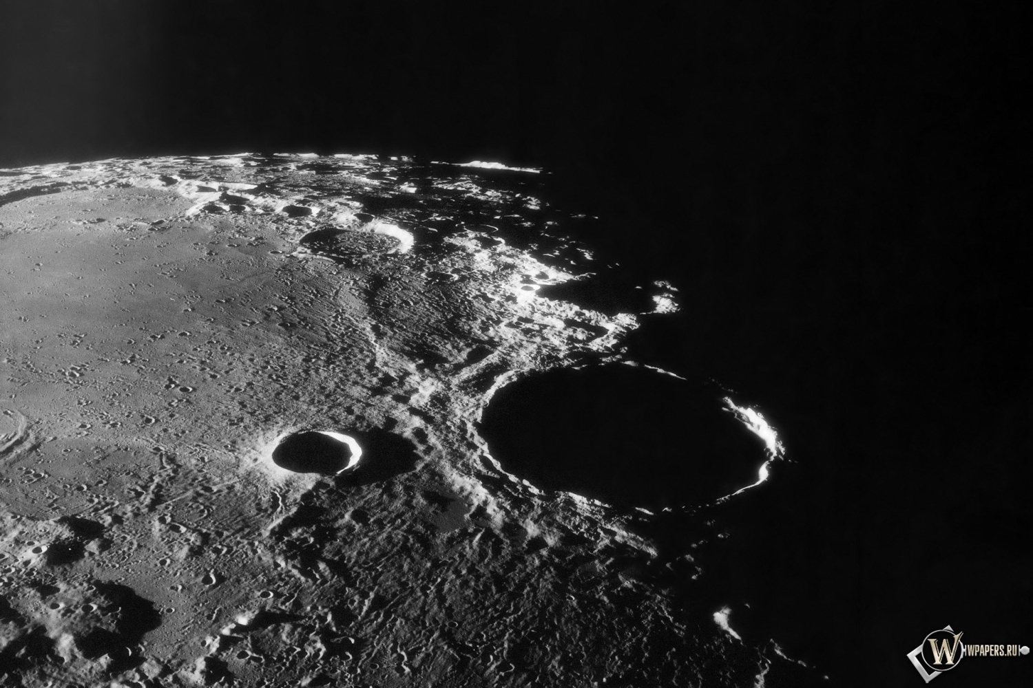 Лунный кратер 1500x1000
