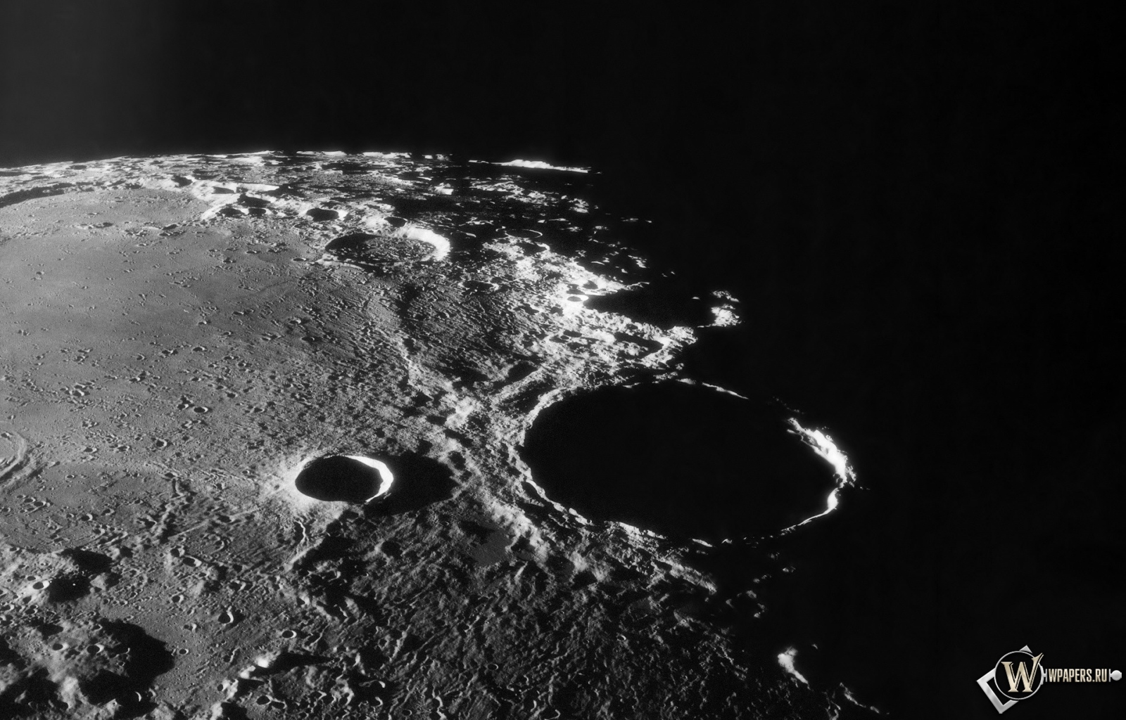 Лунный кратер 1600x1024