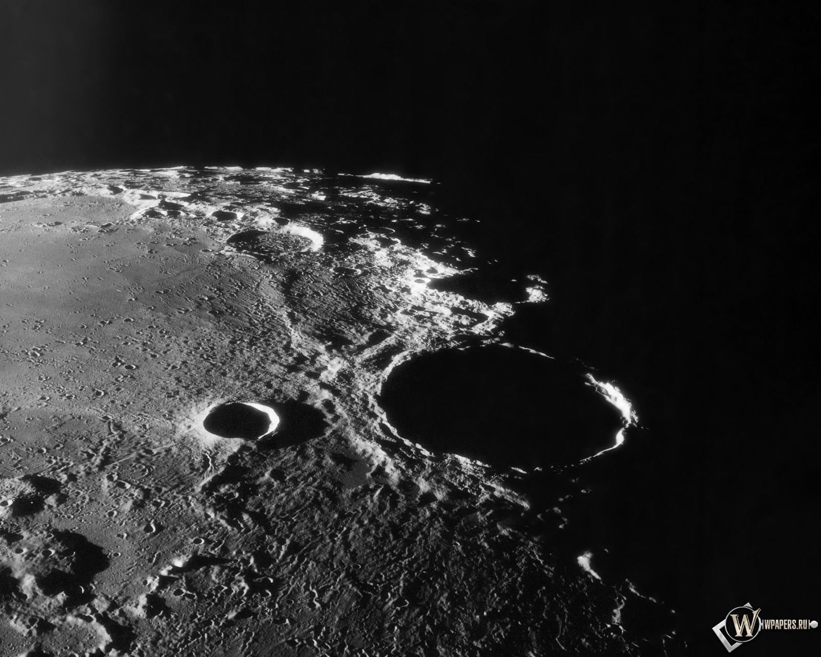 Лунный кратер 1600x1280