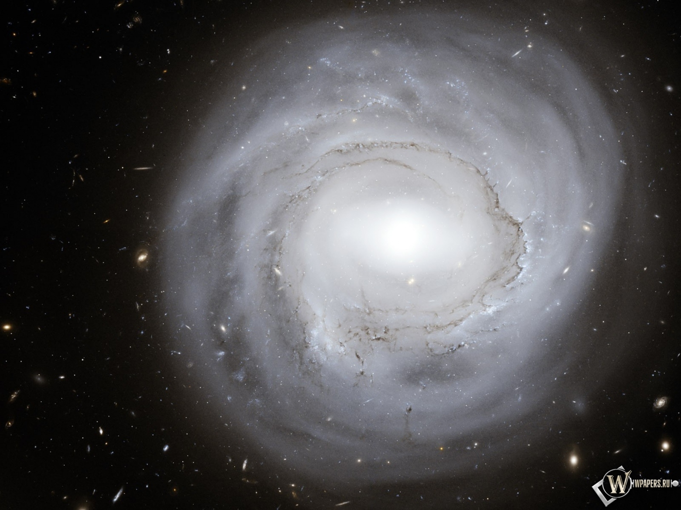 Круглая галактика 1400x1050