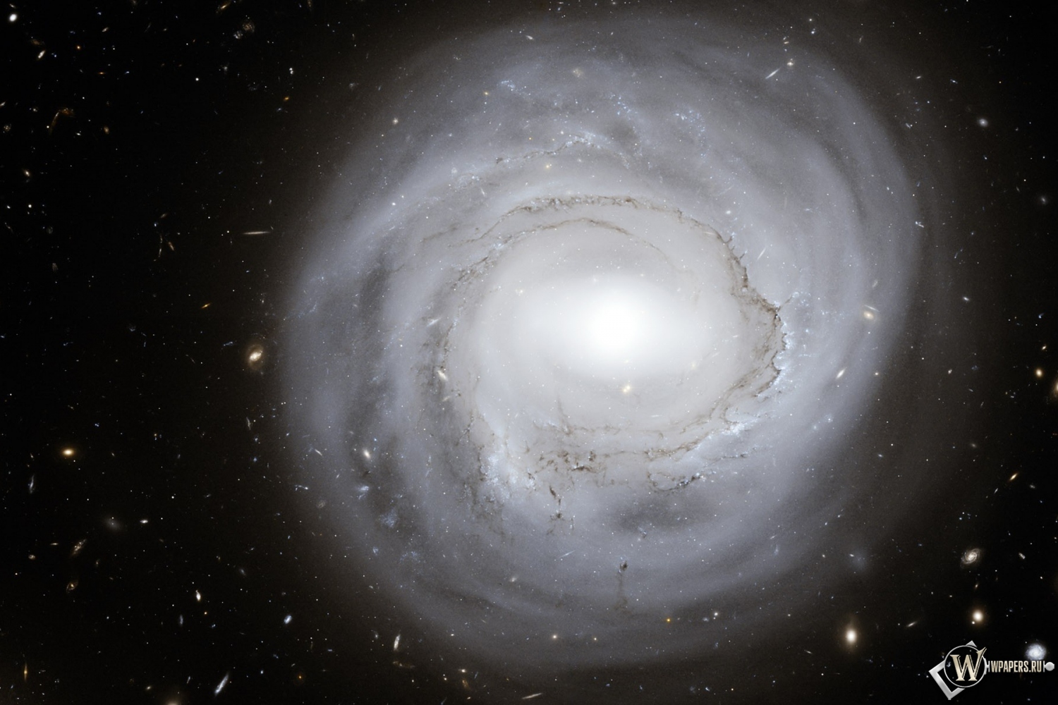 Круглая галактика 1500x1000