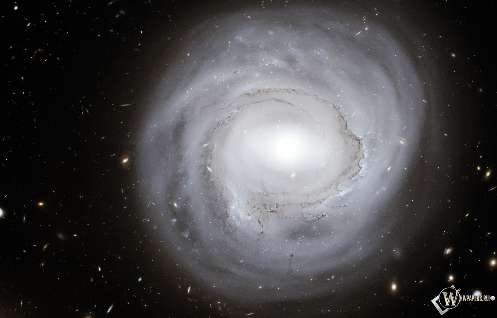 Круглая галактика 1600x1024