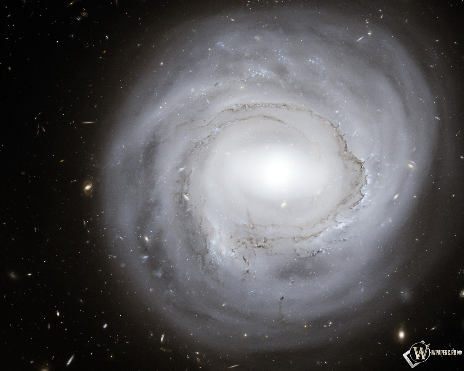 Круглая галактика 1600x1280