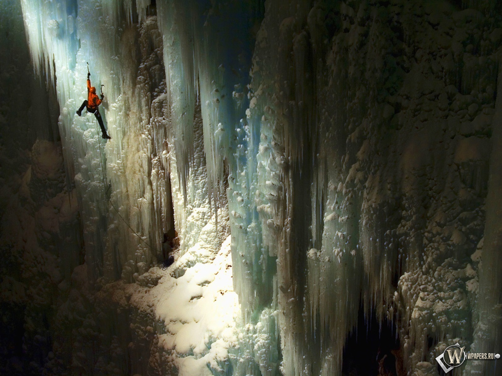 Альпинист в пещере 1600x1200