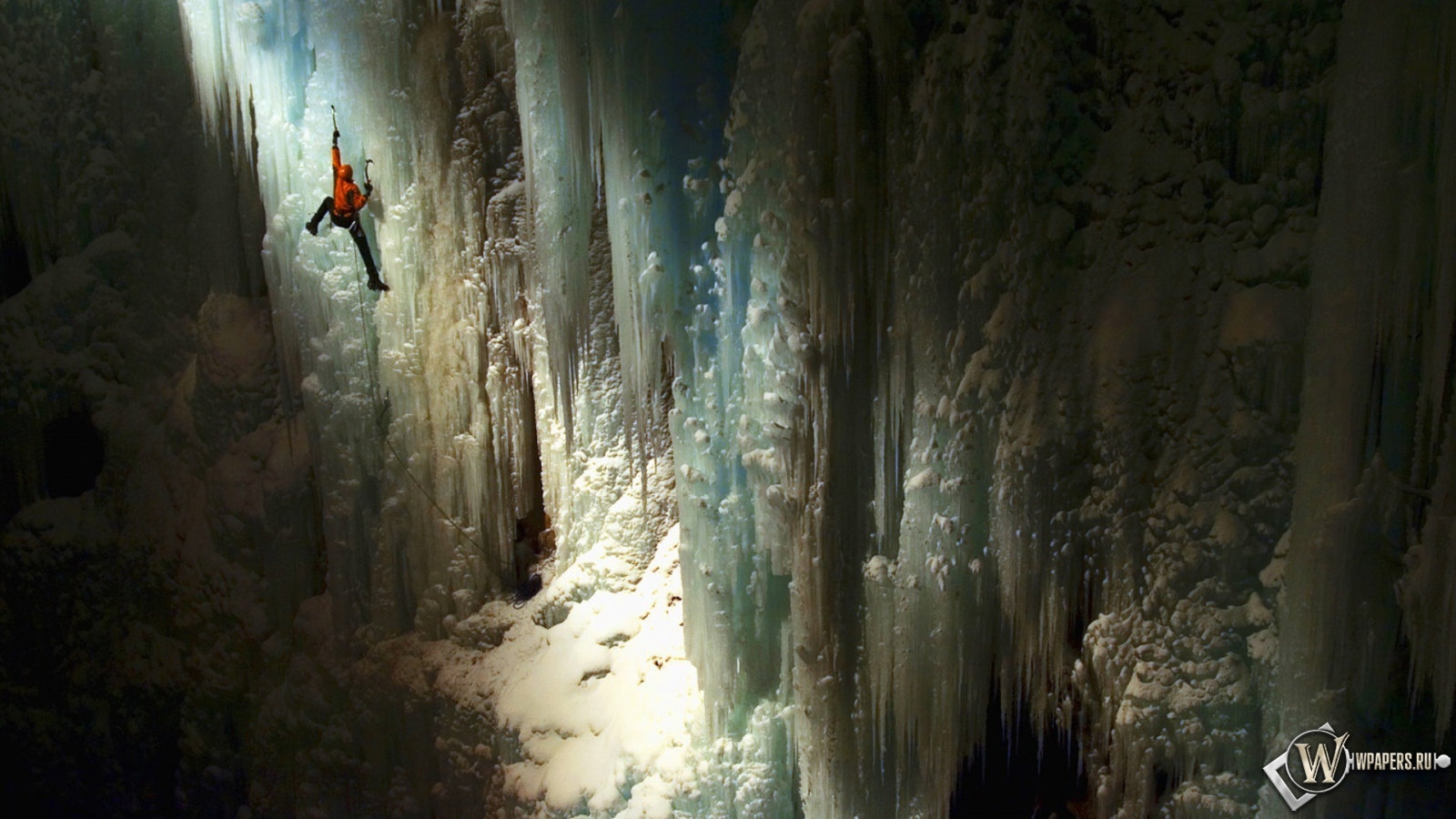 Альпинист в пещере 1600x900