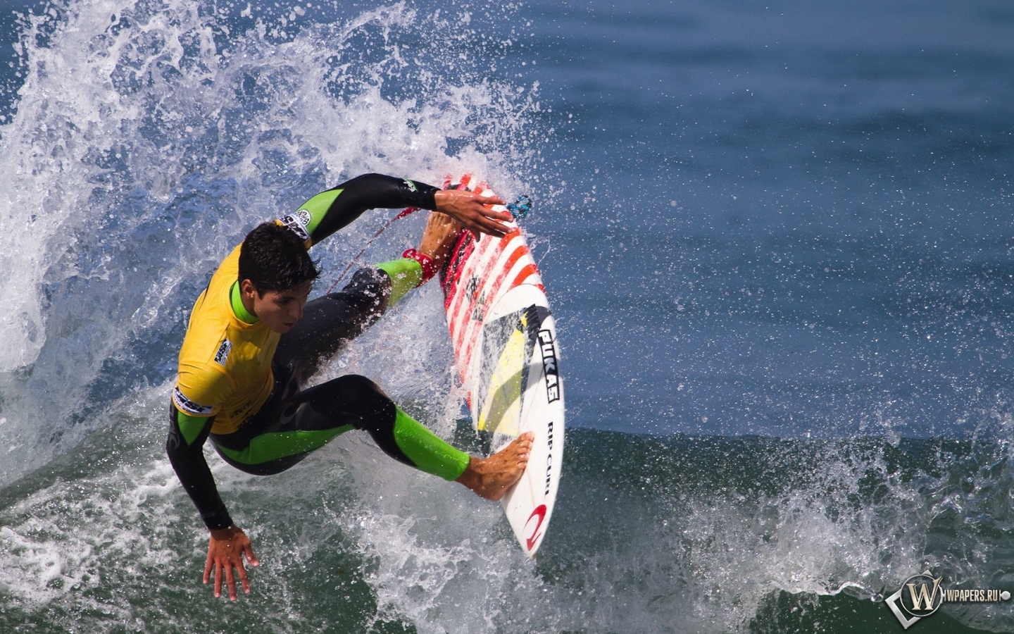 Серфингист на гребне волны 1440x900