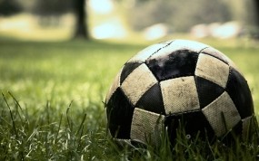 Обои Грязный футбольный мяч: Трава, Футбол, Мяч, Грязь, Спорт