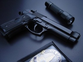 Обои пистолет и тактический фонарик: Оружие, Пистолет, Полиция, Фонарик, Оружие