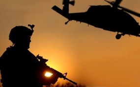 Обои Солдат на закате: Вертолет, Закат, Оружие, Солдат, Оружие