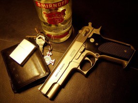 Обои Пистолет и smirnoff: Пистолет, Smirnoff, Зажигалка, Ключи, Оружие