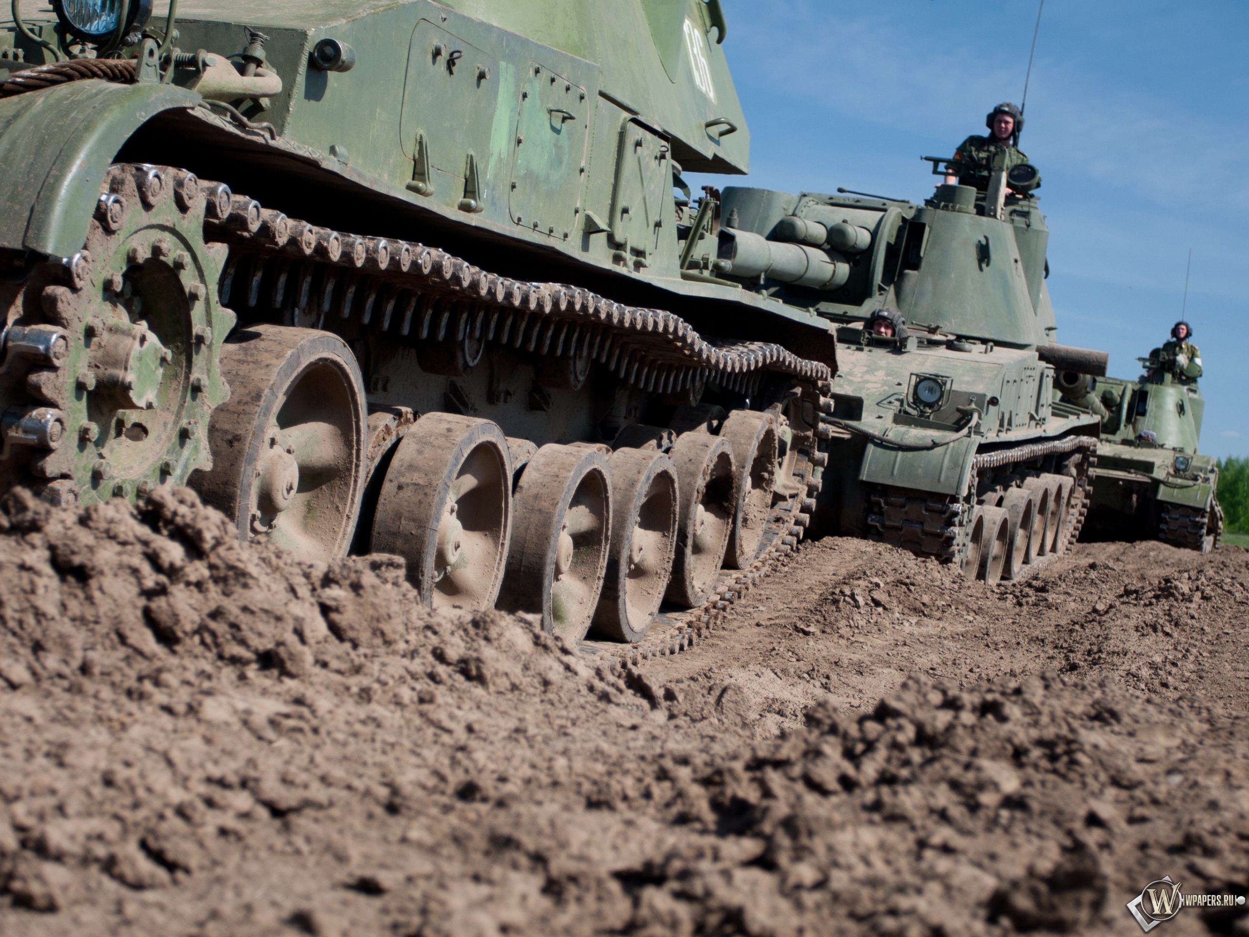 Гусеницы танков 2560x1920