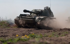 Обои Передвигающийся танк: Пыль, Танк, Оружие