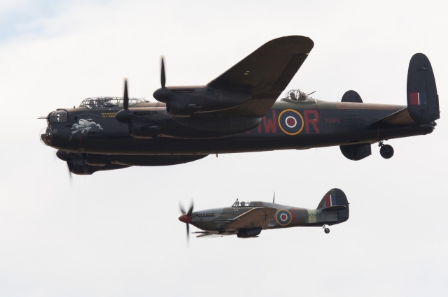 Британский бомбардировщик Avro-Lancaster И Hawker-Hurricane