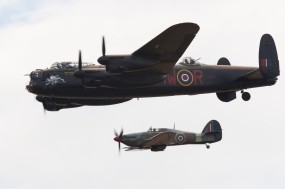 Обои Британский бомбардировщик Avro-Lancaster И Hawker-Hurricane: Бомбардировщик, Avro Lancaster, Hawker Hurricane, Самолеты