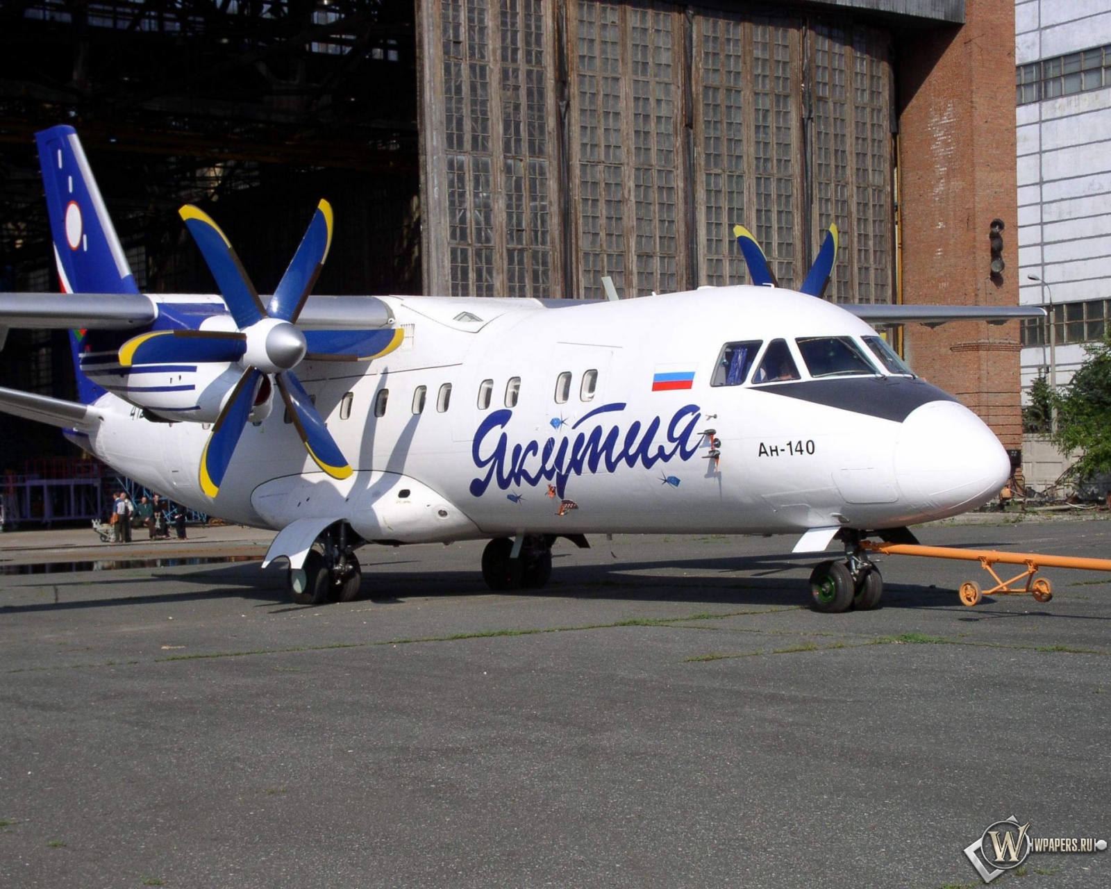 Ан ч. АН-140. АН-140 пассажирский самолёт. АН 140 ВВС России. АН-140 военно-транспортный самолёт.