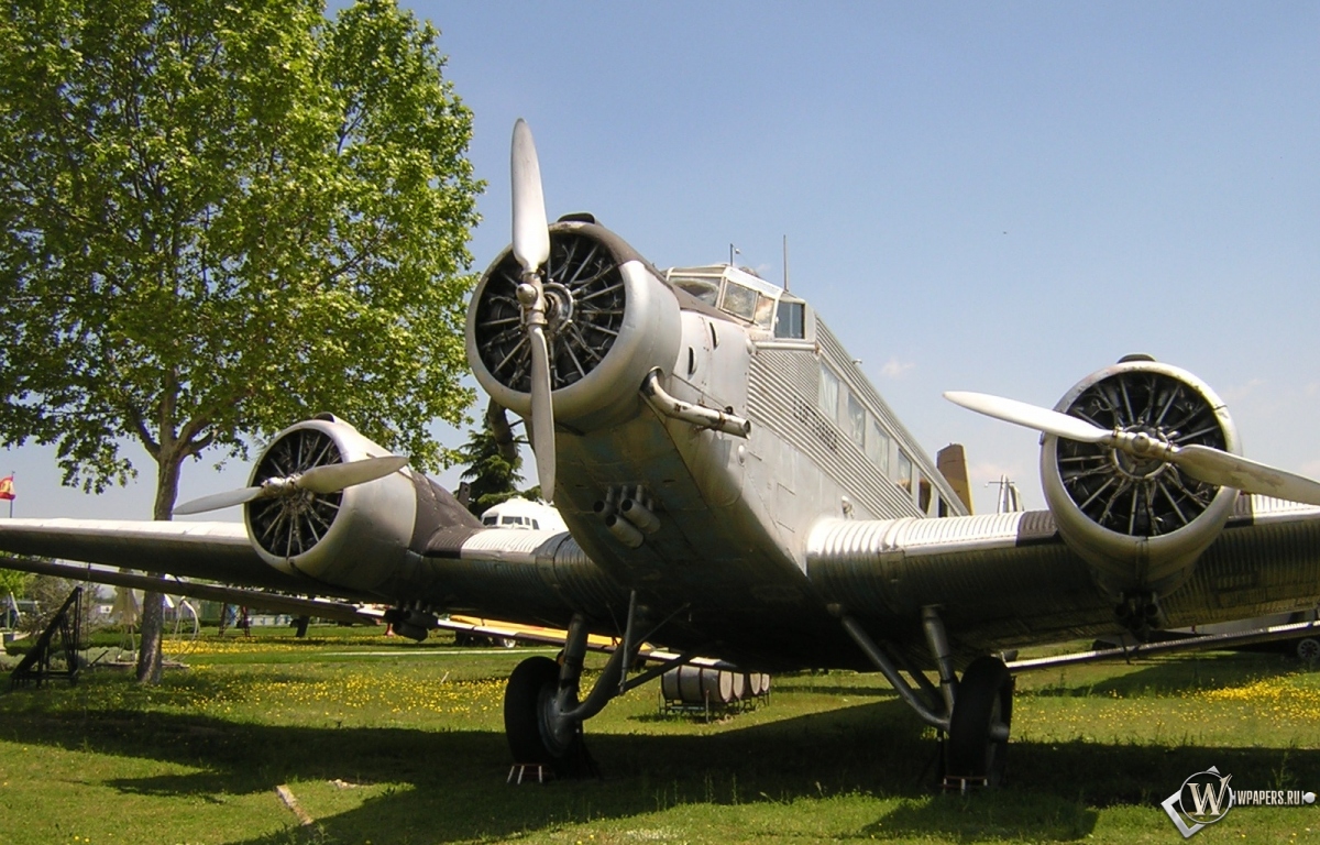Junkers Ju-52 1200x768