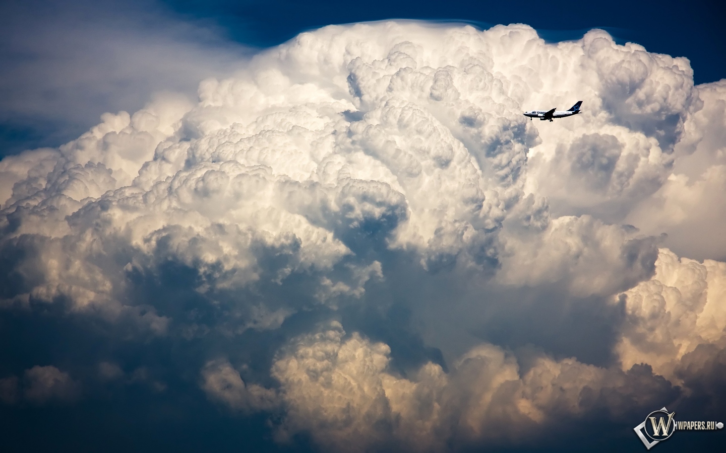 Самолет в облаках 1440x900