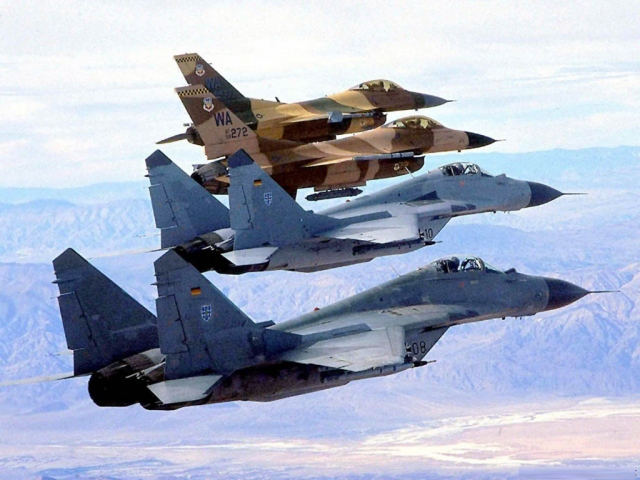 Колонна истребителей F-16 и МиГ-29