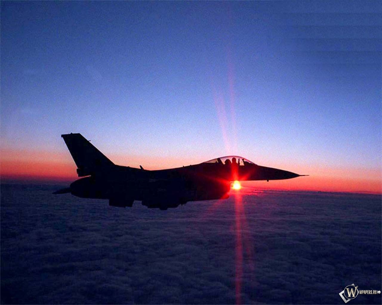 Истребитель над облаками F-16 1280x1024
