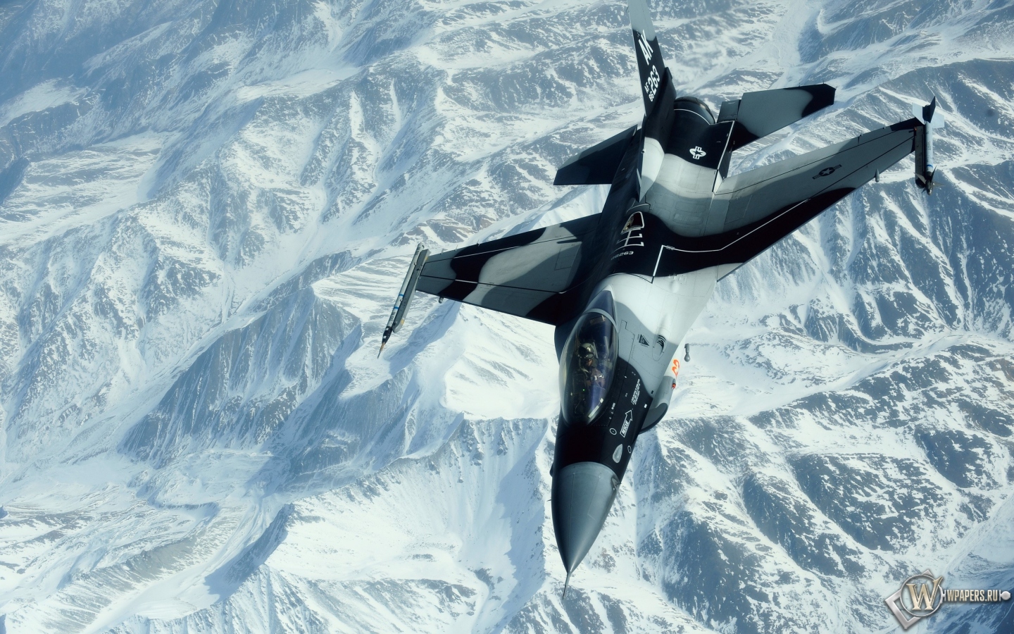 Истребитель над снежными пиками гор 1440x900
