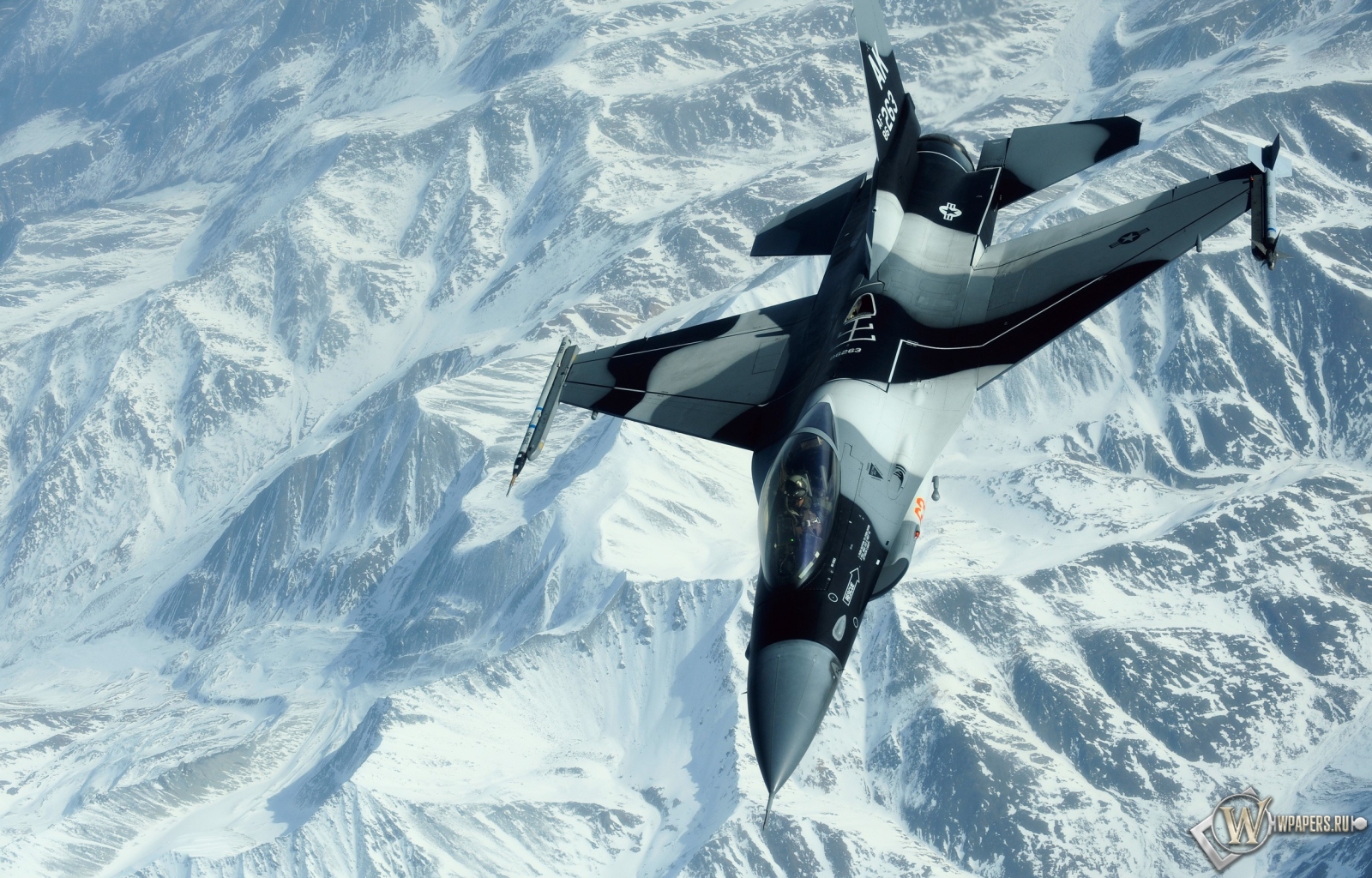 Истребитель над снежными пиками гор 1600x1024