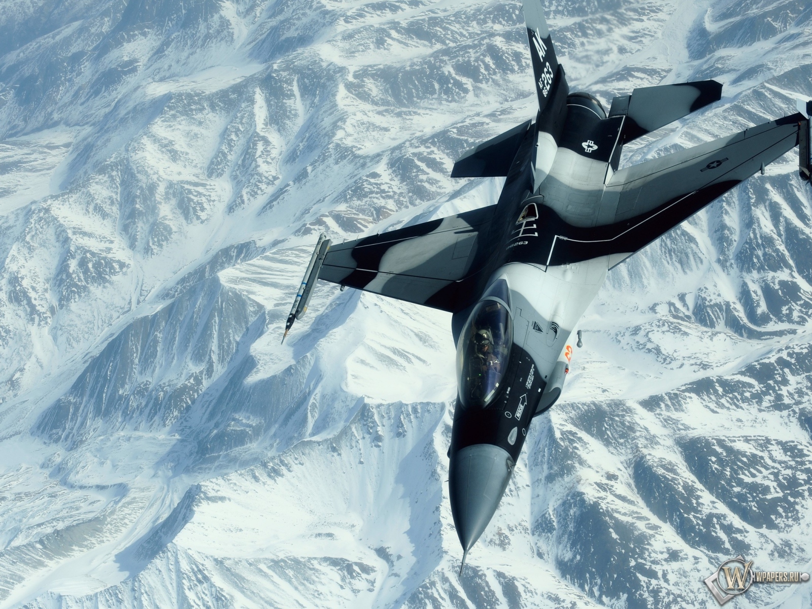 Истребитель над снежными пиками гор 1600x1200