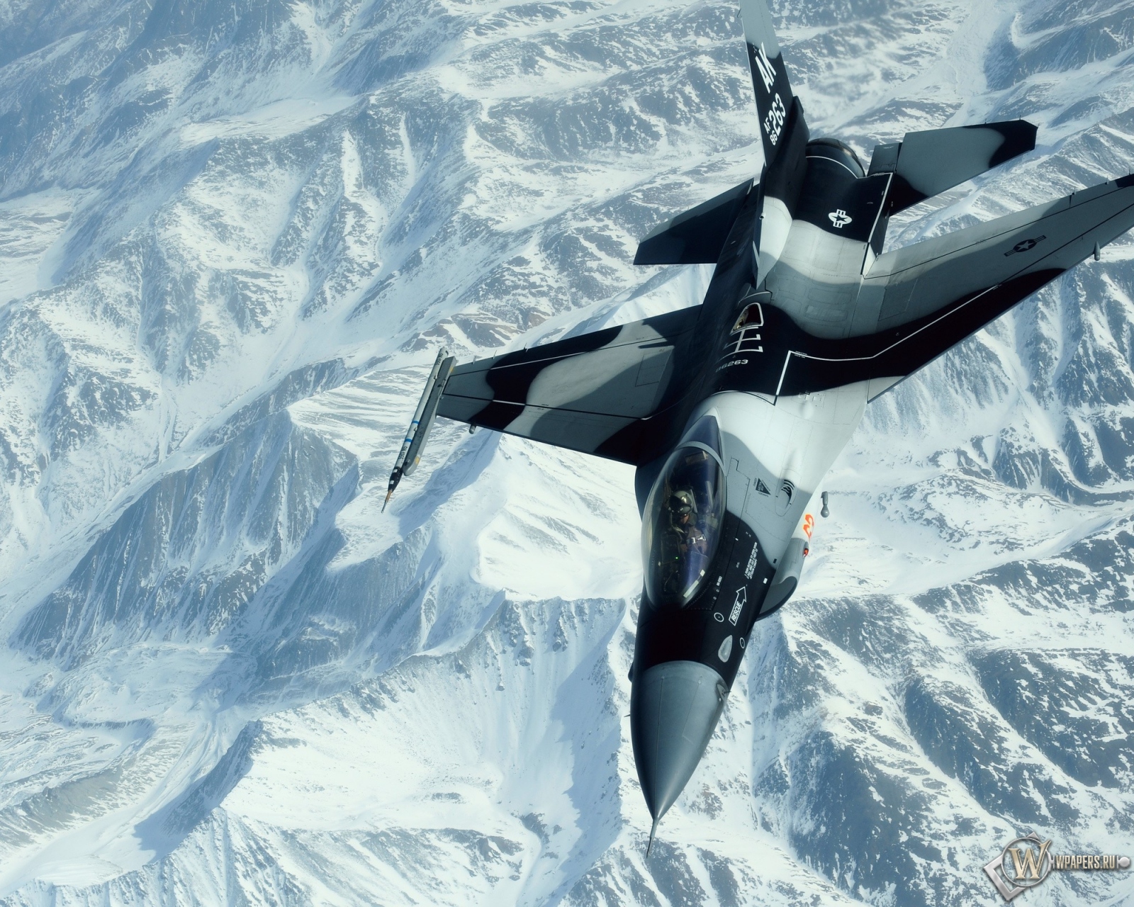 Истребитель над снежными пиками гор 1600x1280