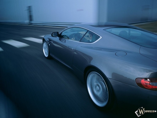 Aston Martin DB9 на скорости вид сбоку