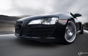 Черная Audi R8
