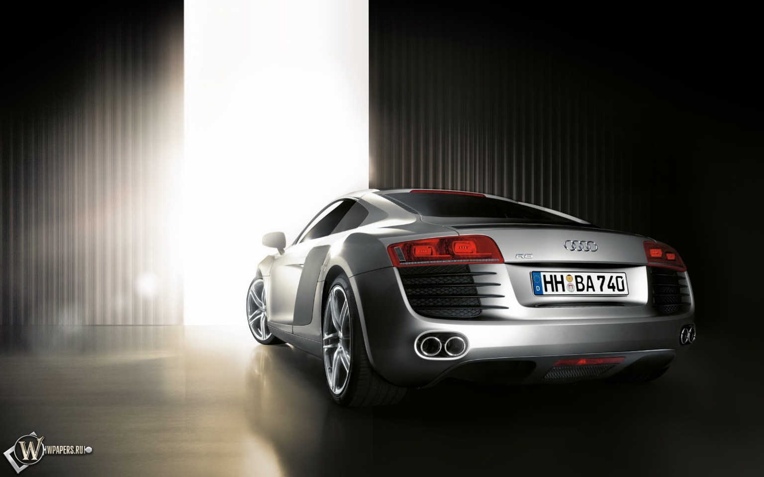 Audi R8 в ангаре 1536x960