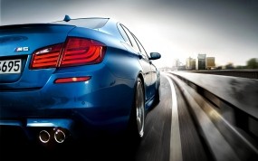 Обои BMW M5: Машина, Скорость, Город, Шоссе, BMW M5, BMW
