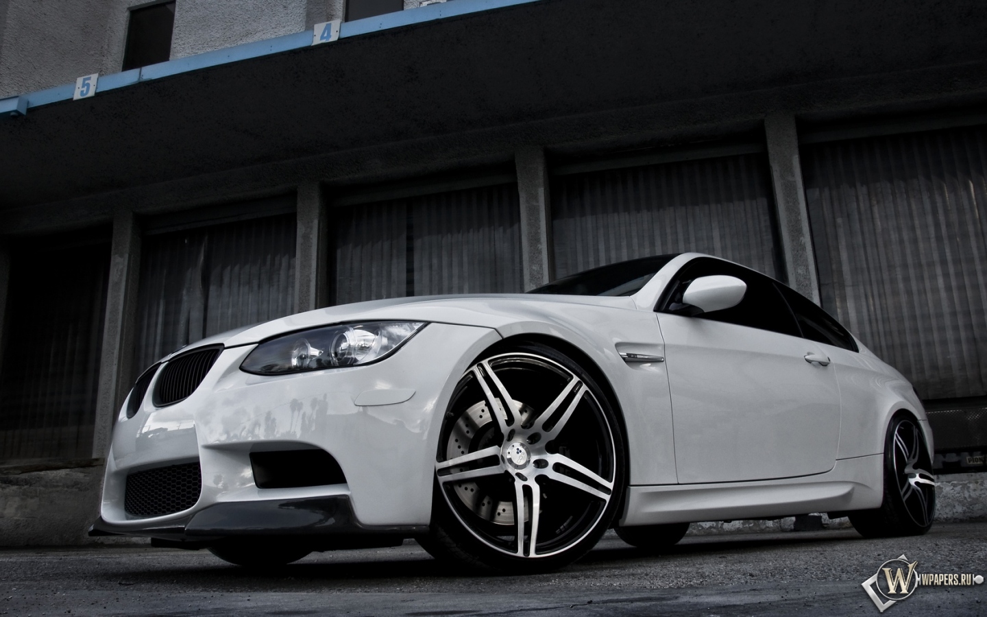 белая BMW 3 1440x900