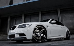 белая BMW 3