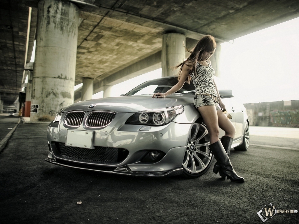 Девушка у BMW 1024x768