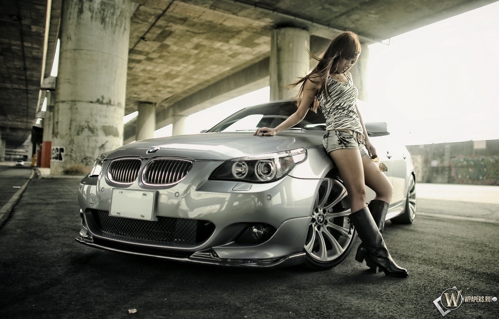 Девушка у BMW 1600x1024
