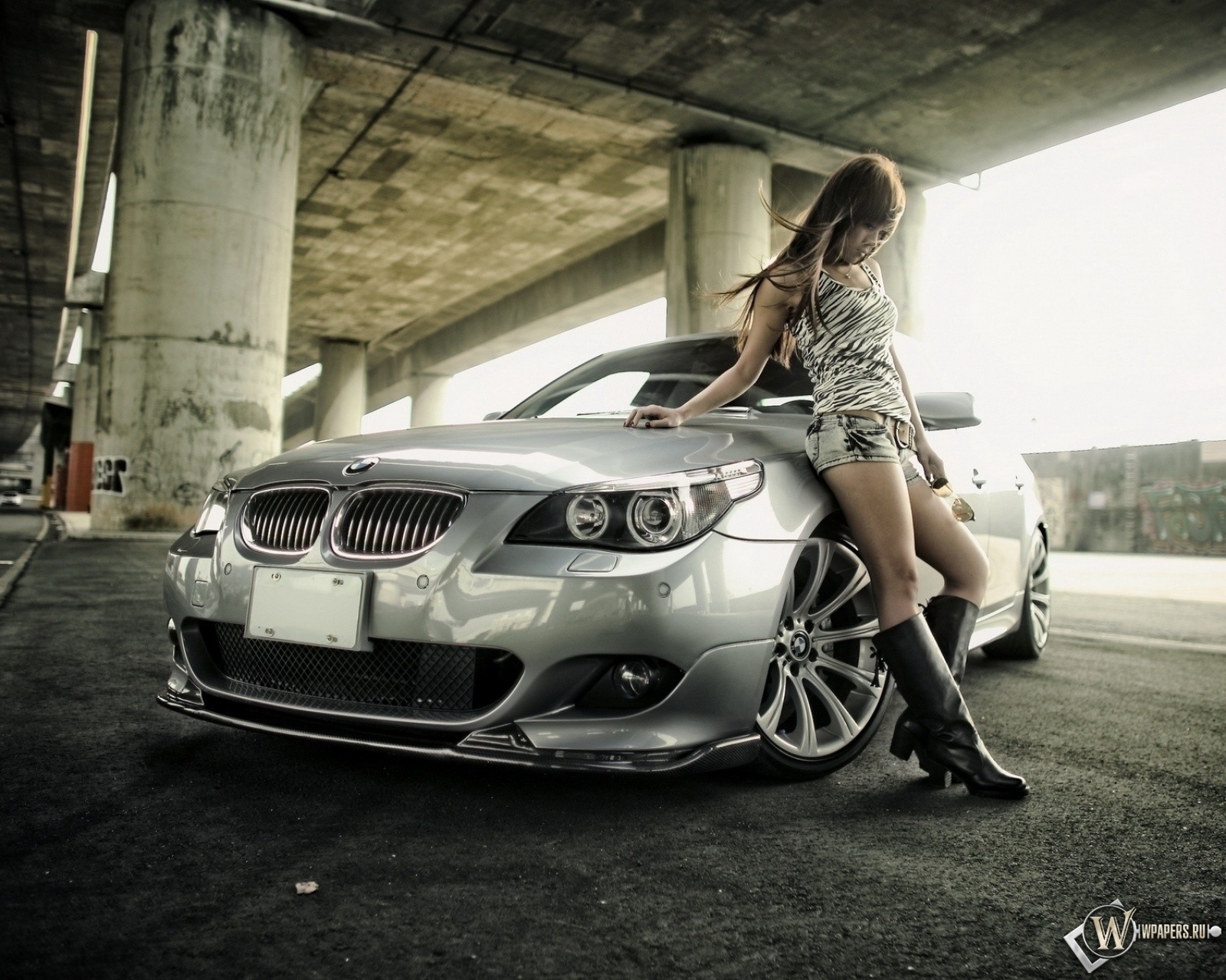 Девушка у BMW 1600x1280