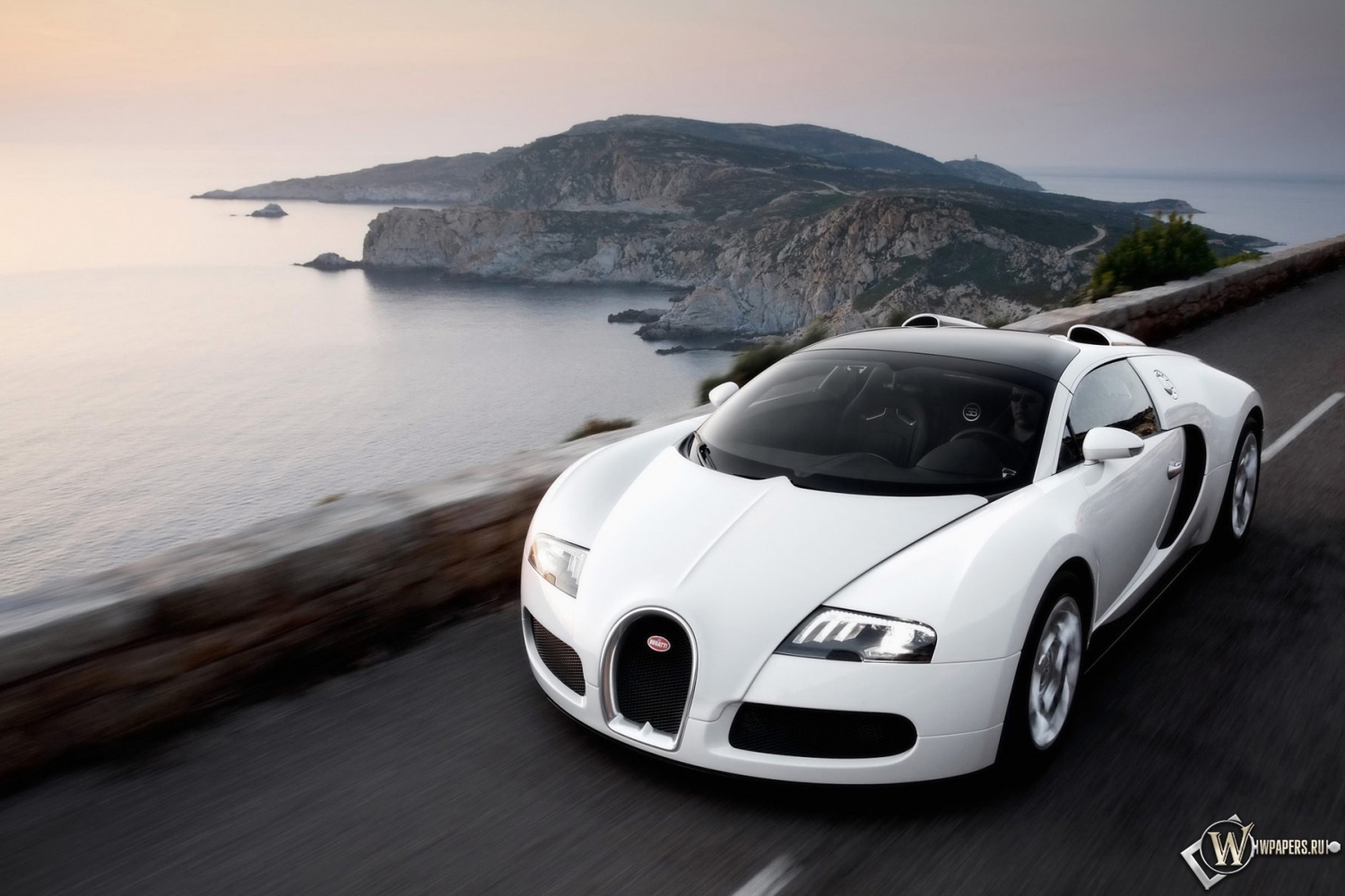 Белый Bugatti Veyron 1500x1000