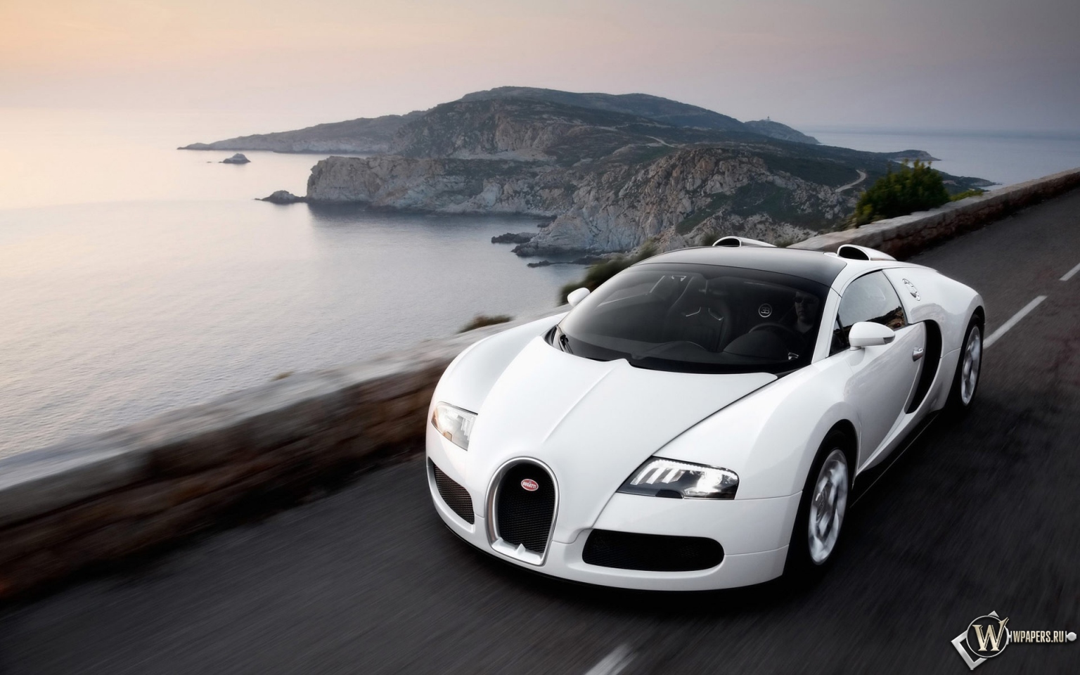 Белый Bugatti Veyron 1536x960