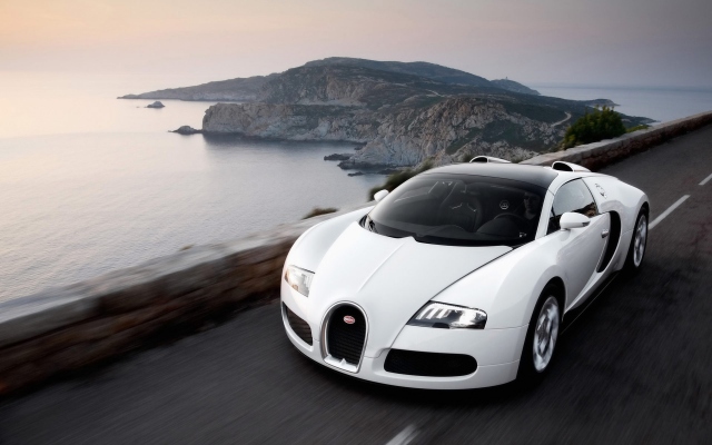 Белый Bugatti Veyron