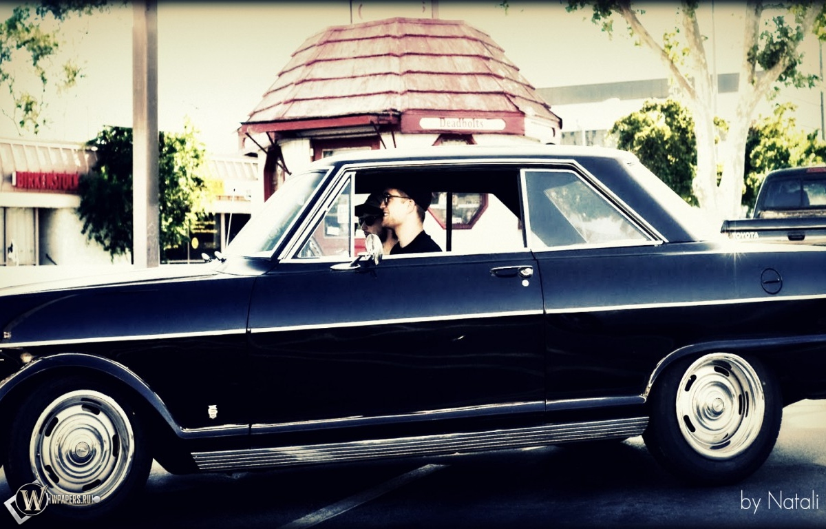 Robert Pattinson in Chevy Nova 1963 1200x768
