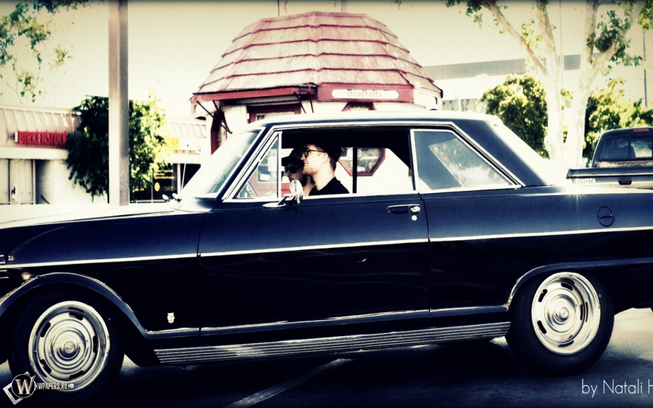Robert Pattinson in Chevy Nova 1963 1280x800