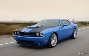 Dodge Challenger синего цвета
