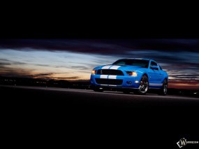 Ford Shelby GT500 на фоне заката