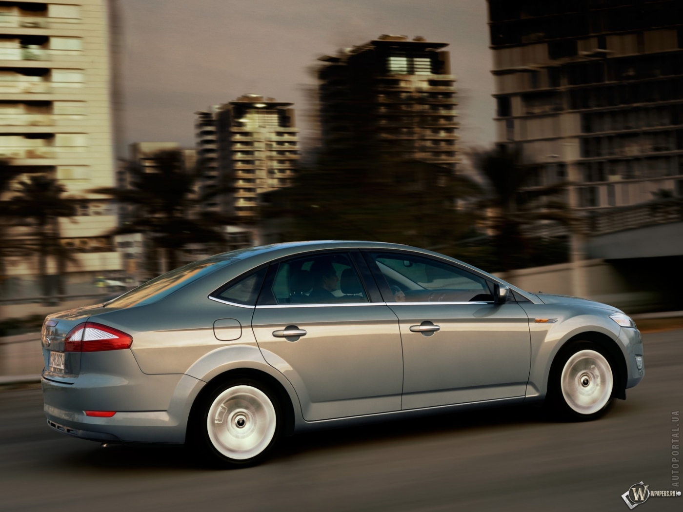 Ford Mondeo 1400x1050