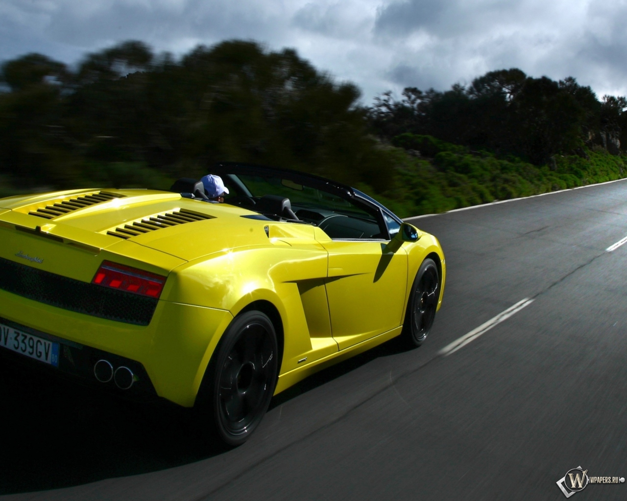 Желтая Lamborghini 1280x1024