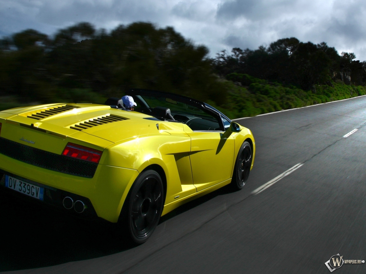 Желтая Lamborghini 1280x960